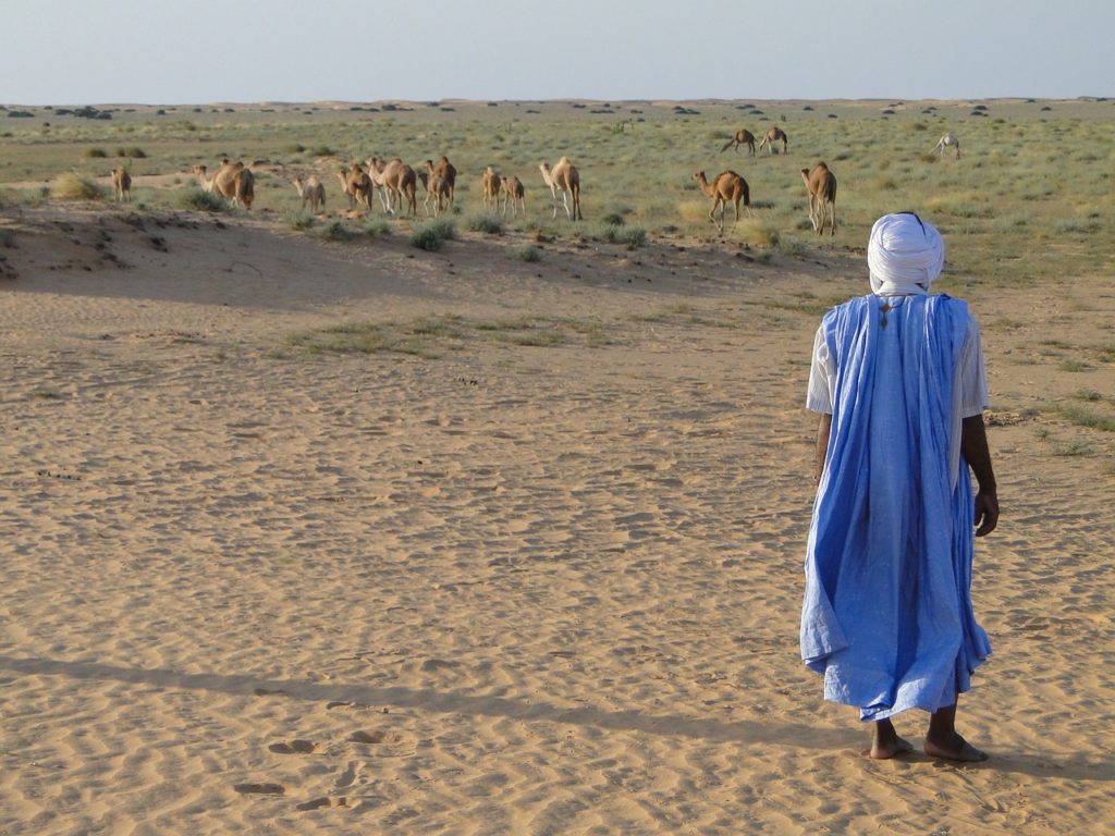 Homme marchant dans un désert en Mauritanie