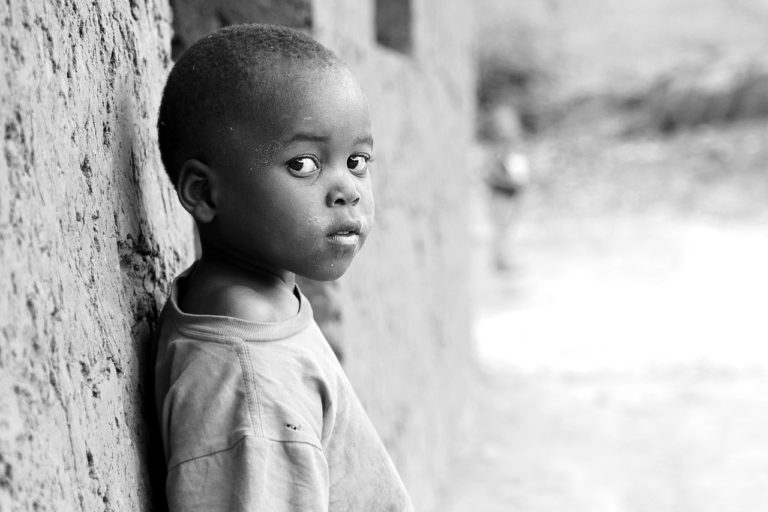 Enfant afrique noir et blanc