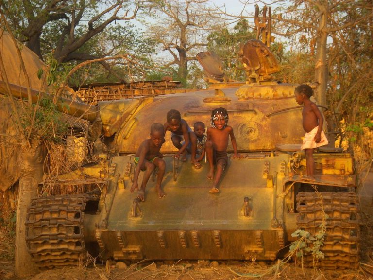 Enfants jouent sur un char de guerre