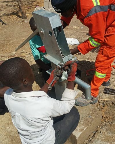 Installation d'une pompe à eau au Cameroun